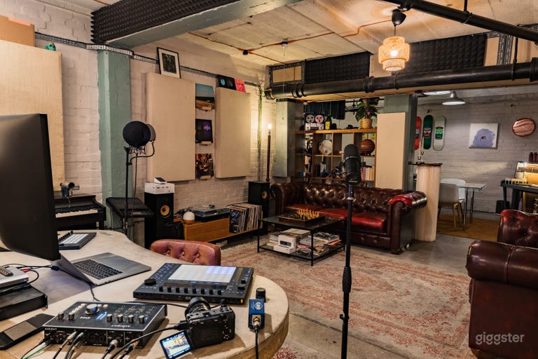  Creative Hideaway with Cosy Living-Room Vibes in Marylebone 