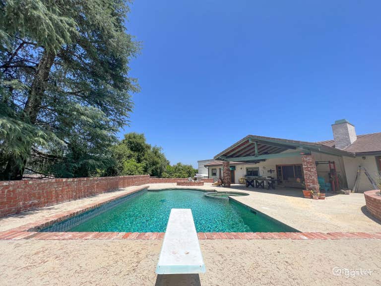  Large Salt-Water Pool with Jacuzzi and Lighting 