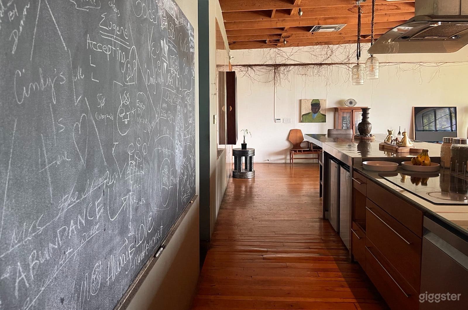 *NEW* Bohemian Magic - Industrial Loft Photo 3