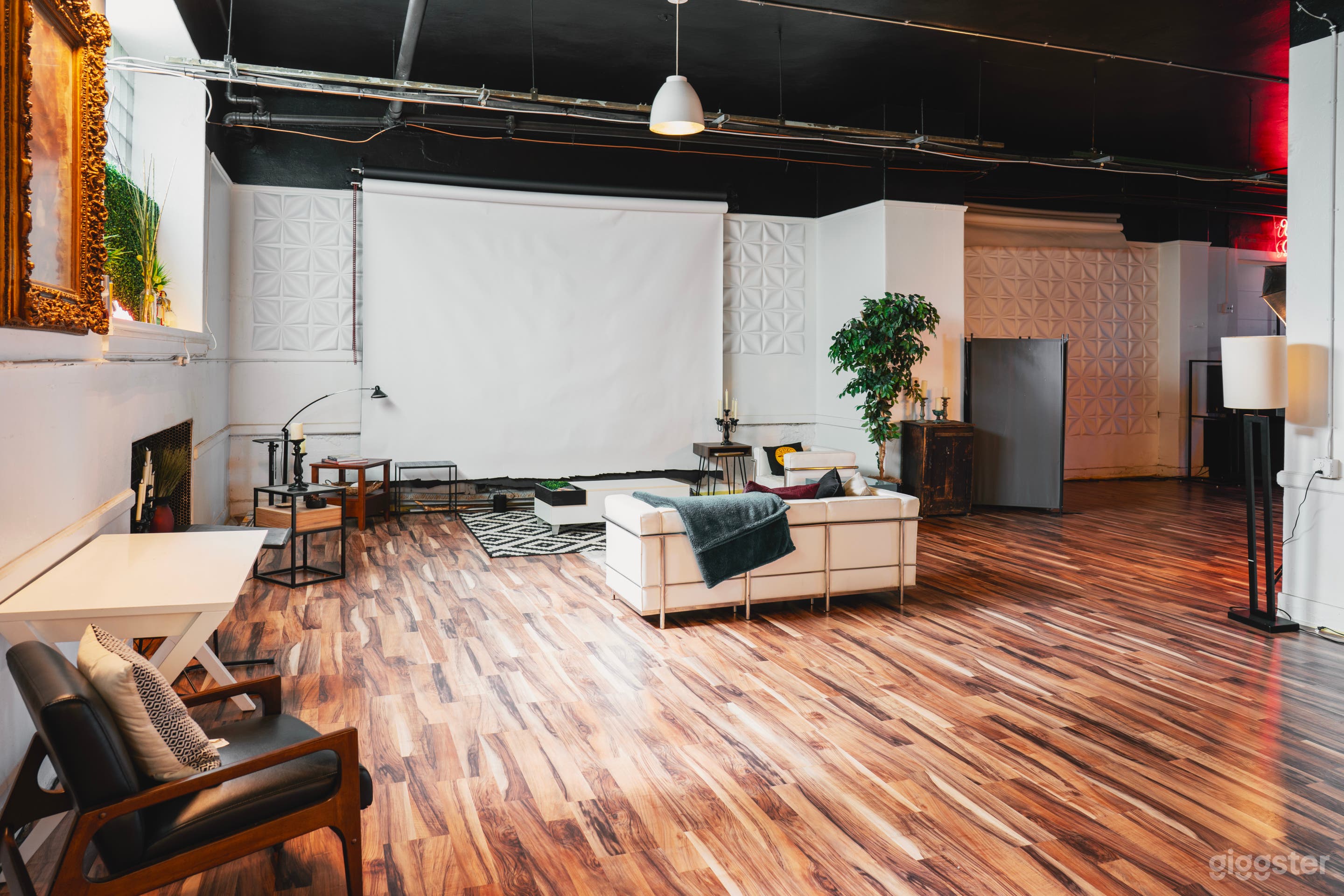 Large Studio with High Ceilings Photo 2