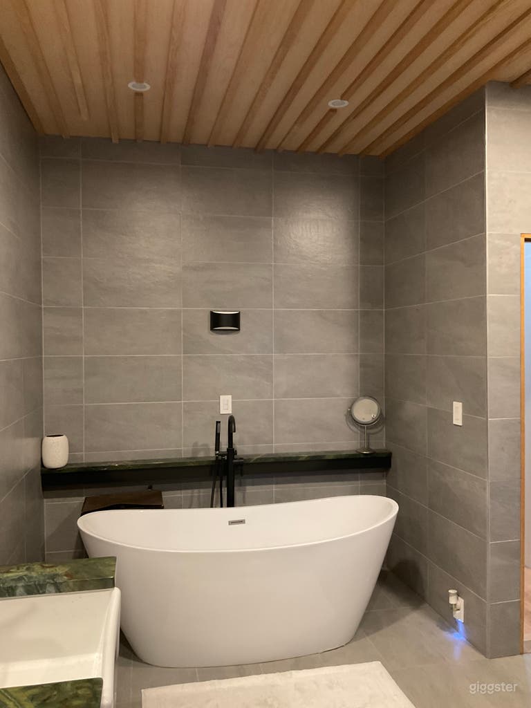  Modern 3‑Story Home with Backyard Near NYC 