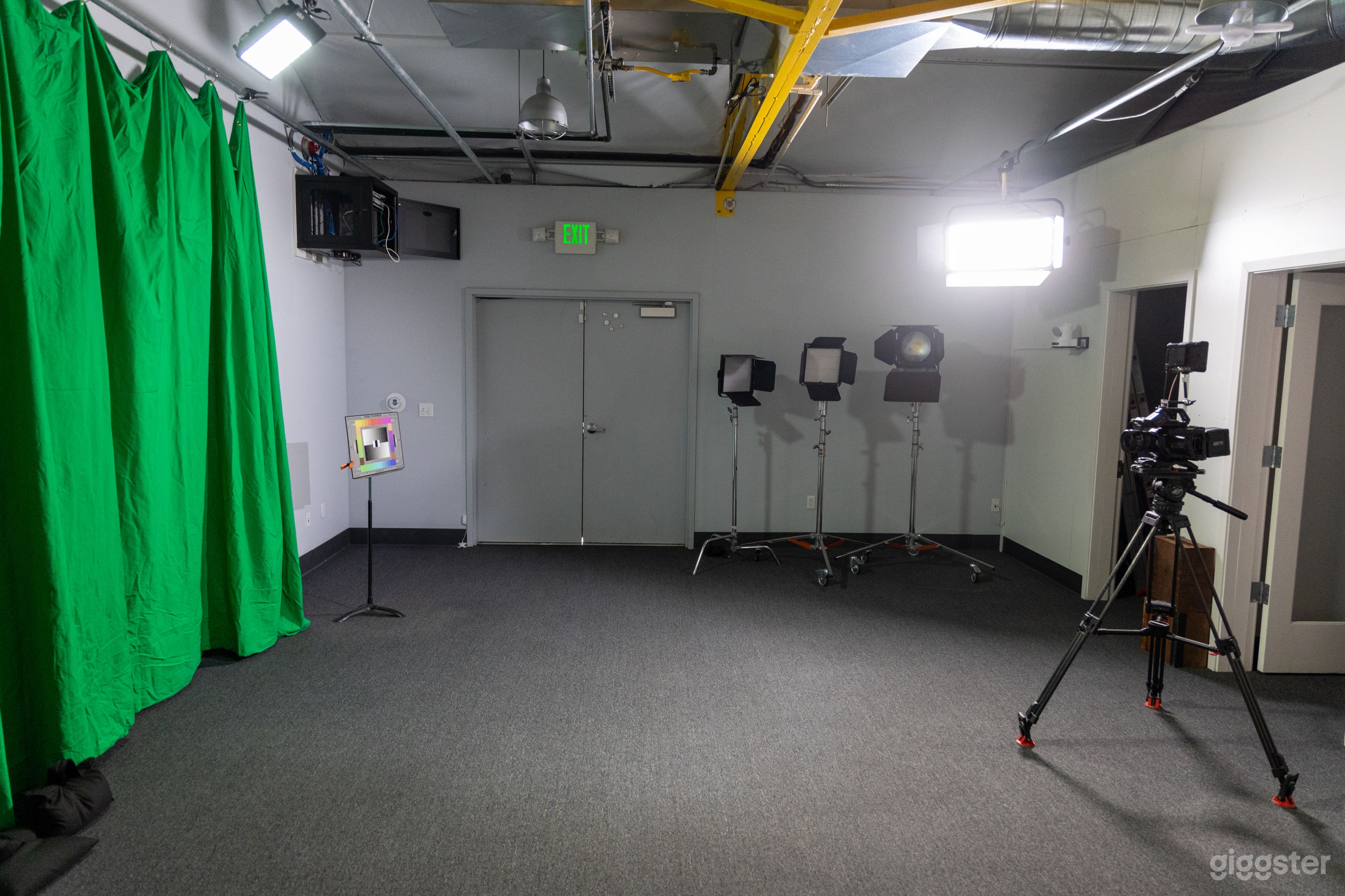 Downtown industrial studio  Photo 3