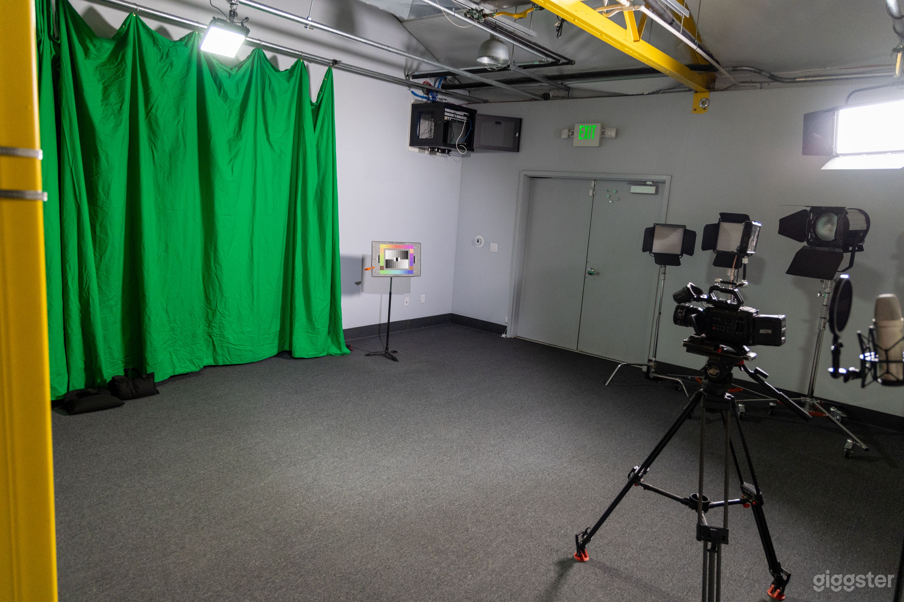 Downtown industrial studio  Photo 2