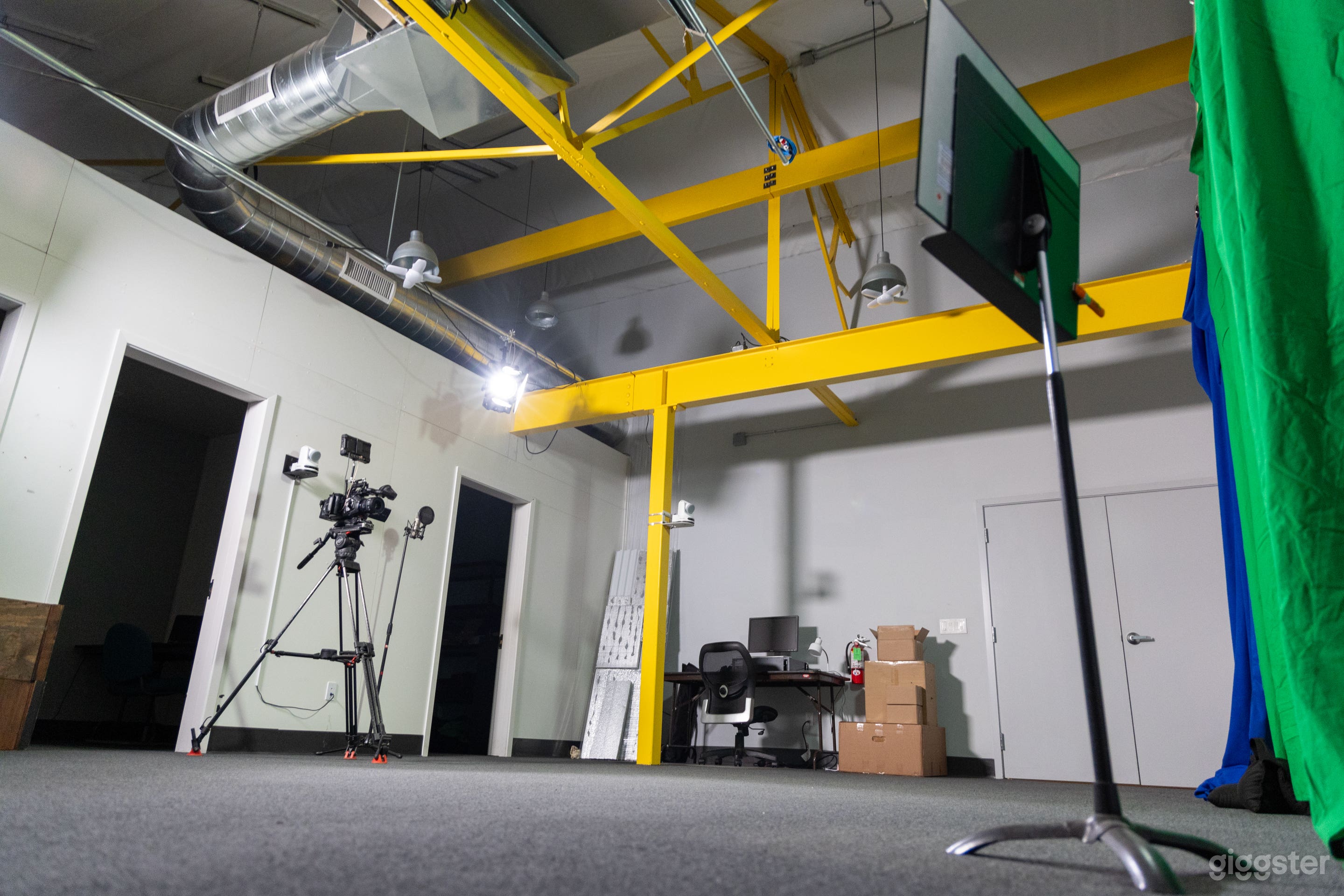 Downtown industrial studio  Photo 4