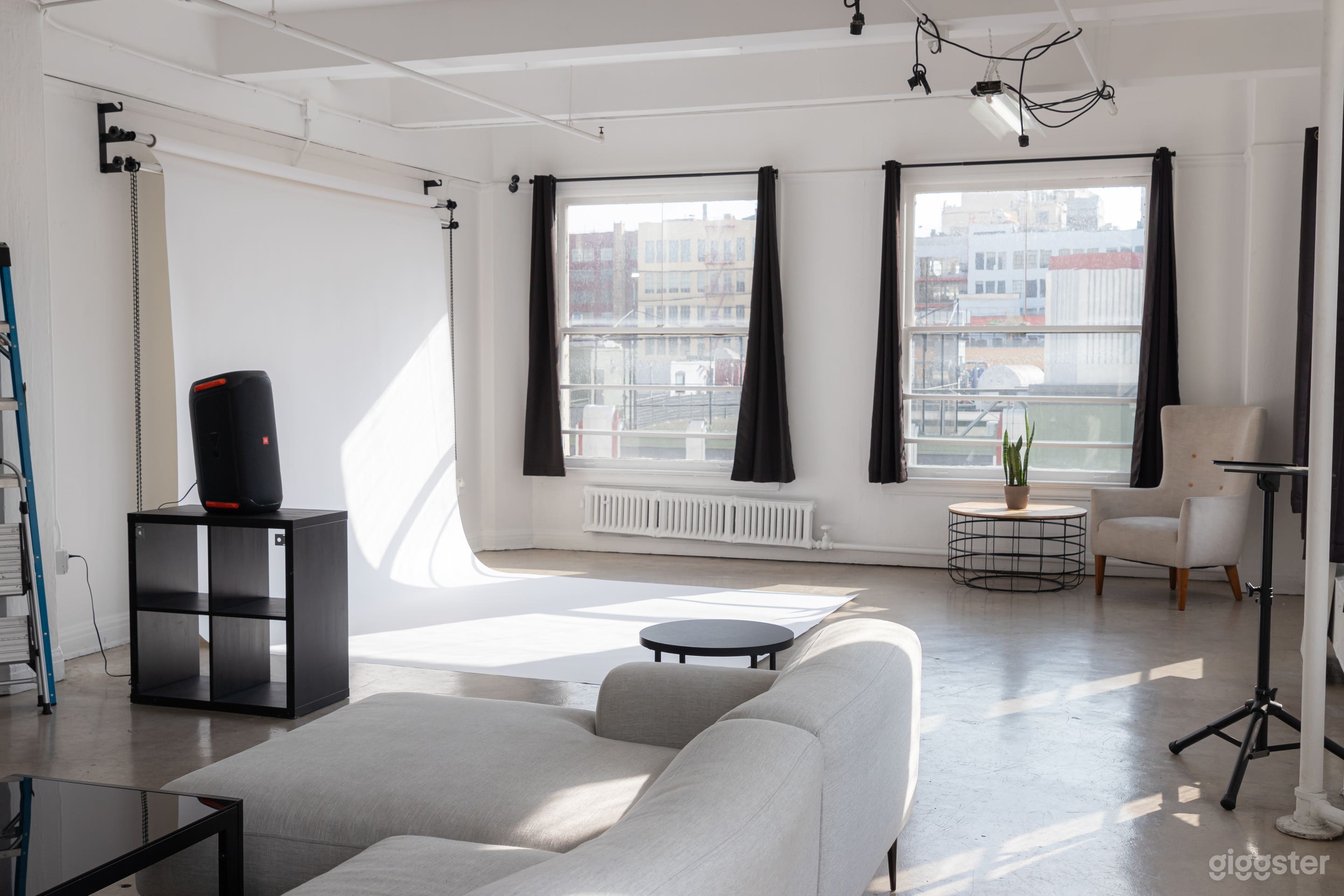 DTLA Natural Lighting Photo/Film Corner Studio Photo 1