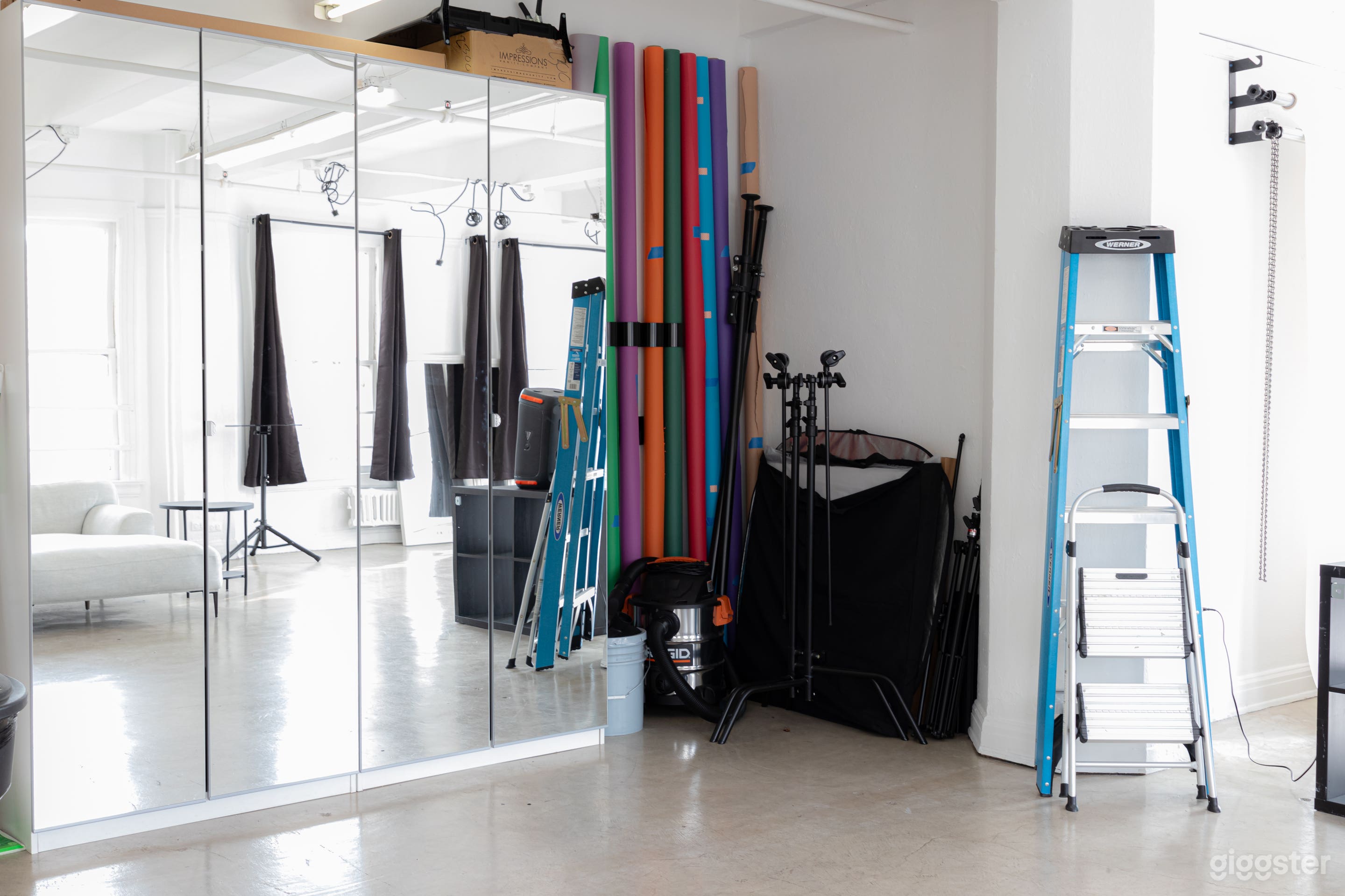 DTLA Natural Lighting Photo/Film Corner Studio Photo 3