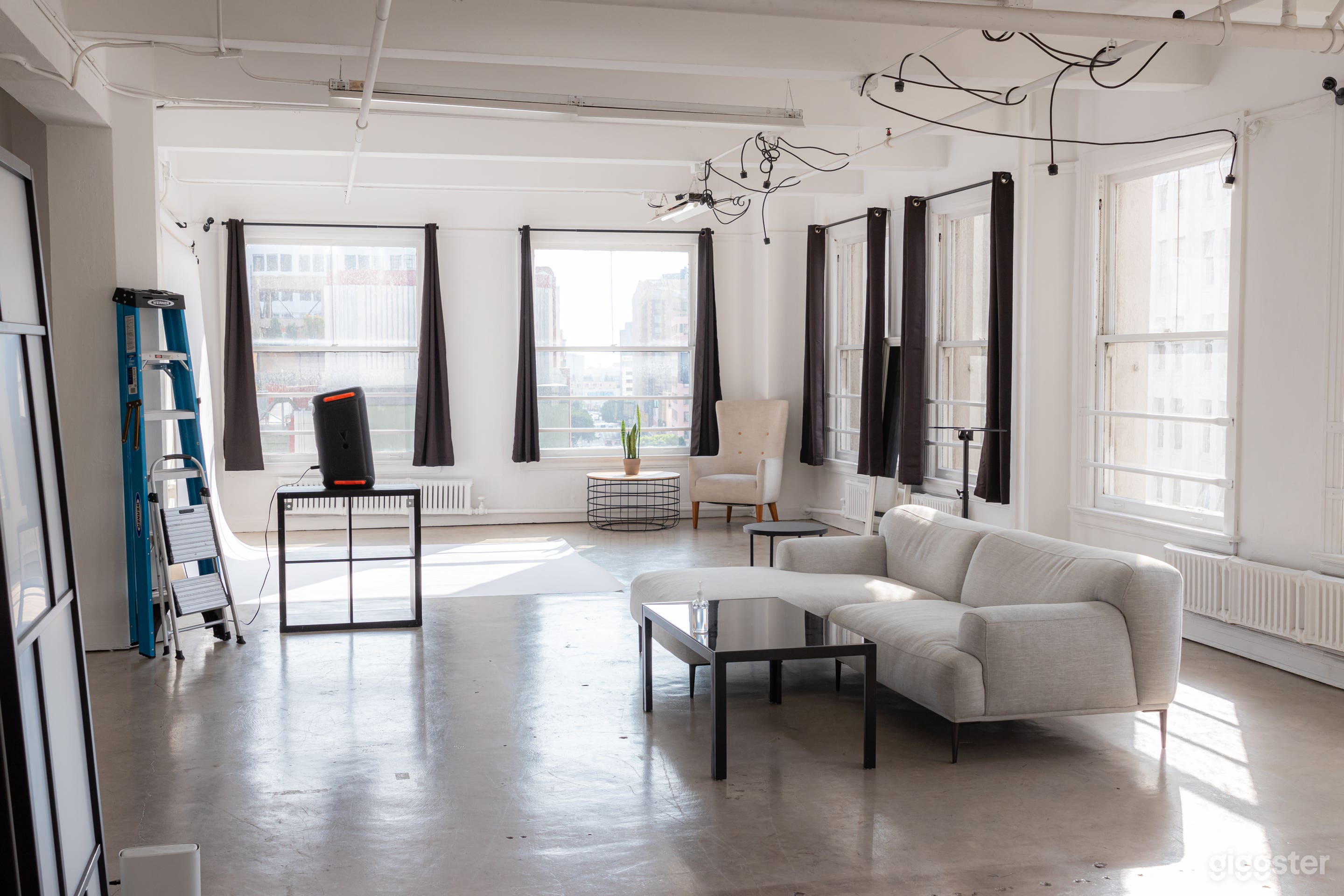 DTLA Natural Lighting Photo/Film Corner Studio Photo 2