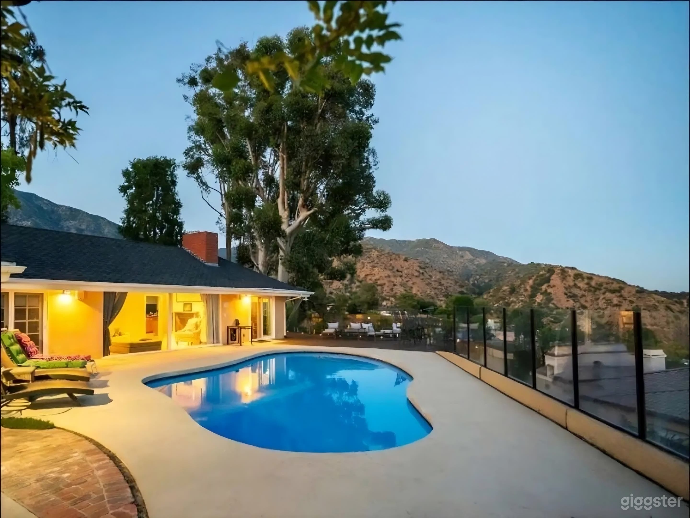 Modern Stylish Outdoor Pool Photo 4