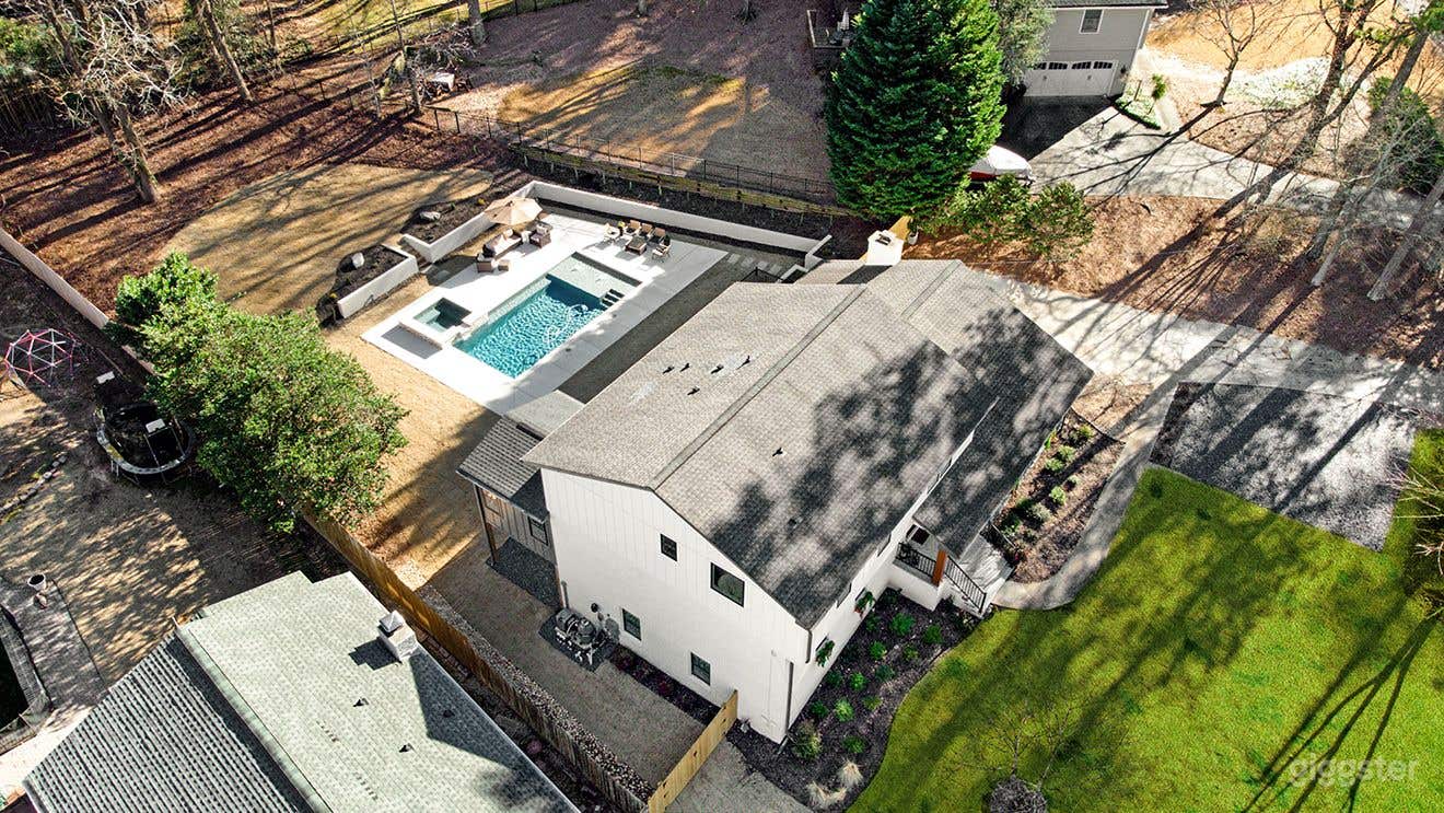 3 Story Renovated Atlanta Home with Pool &amp; Hot Tub Photo 3