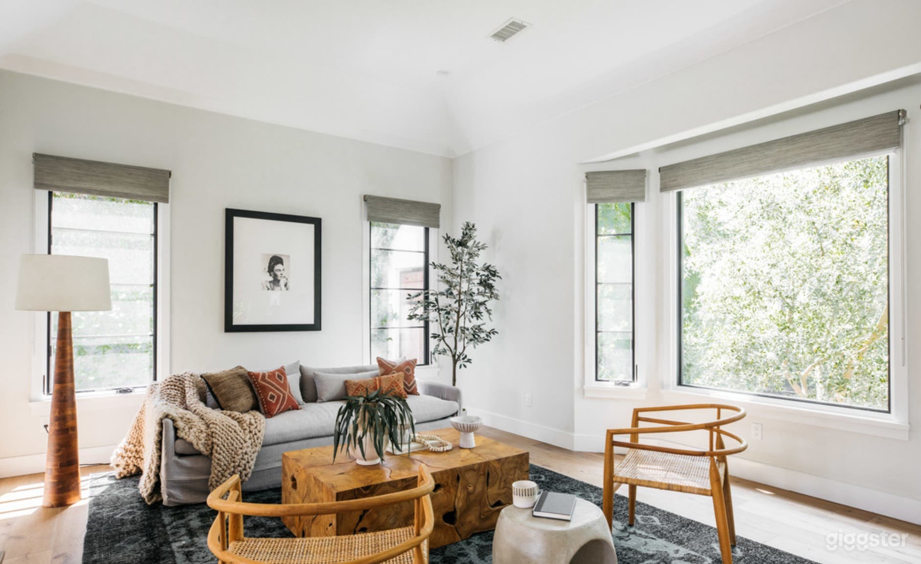 MODERN FARMHOUSE COTTAGE WITH SOFT LIGHT Photo 3