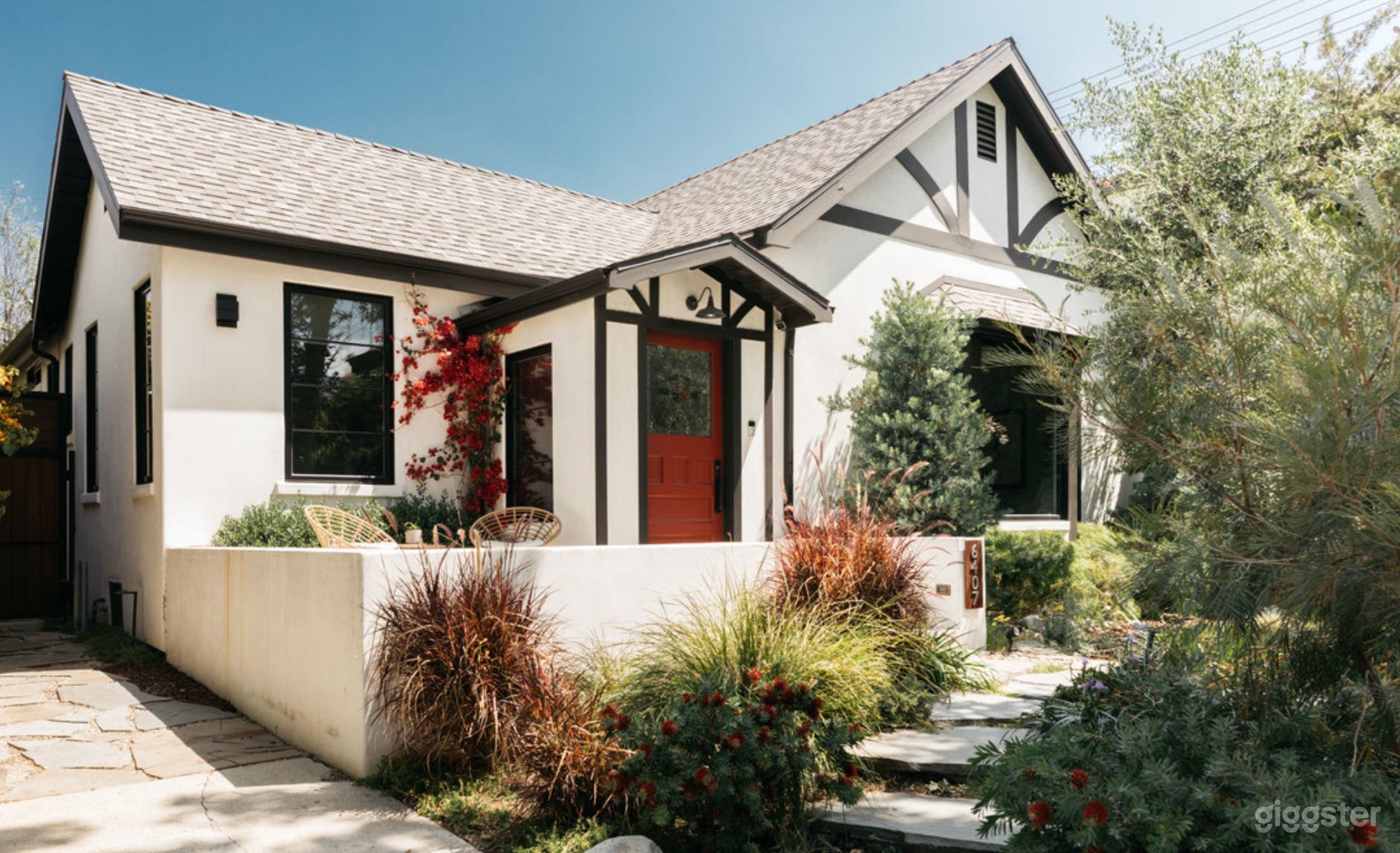 MODERN FARMHOUSE COTTAGE WITH SOFT LIGHT Photo 2