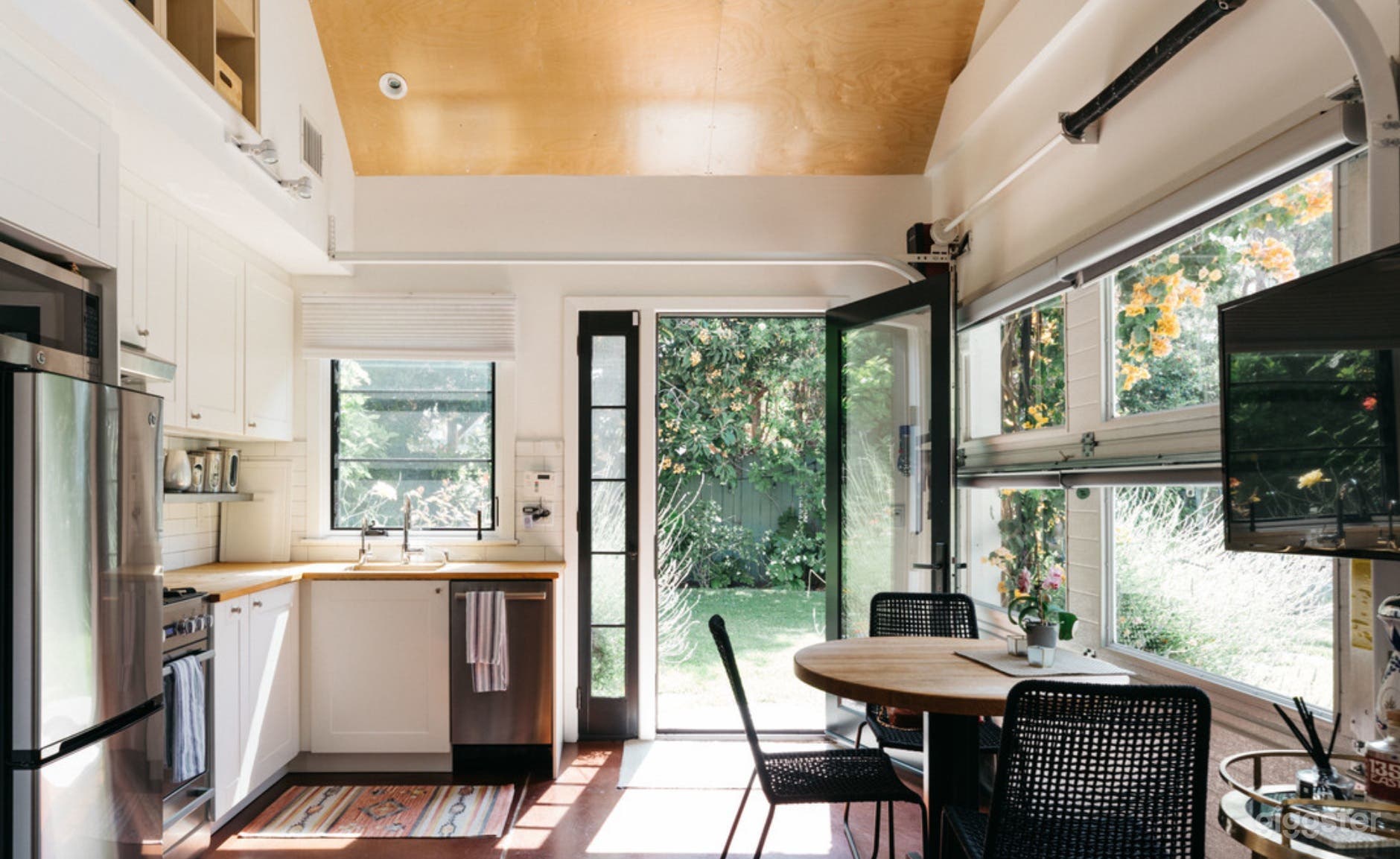 MODERN FARMHOUSE COTTAGE WITH SOFT LIGHT Photo 4