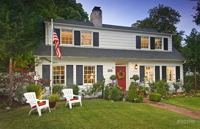  Gracious and Stylish Colonial Style Home 