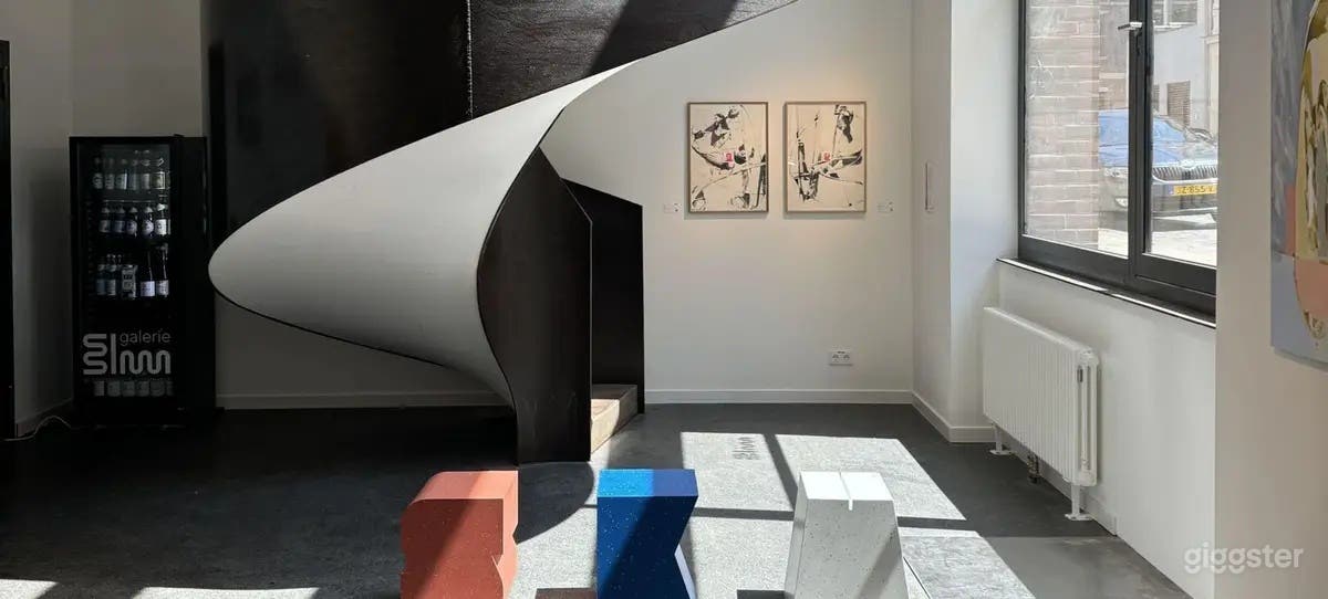Stilvoller Galerieraum mit natürlichem Licht Foto 1