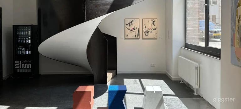  Stilvoller Galerieraum mit natürlichem Licht 