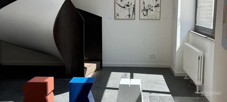 Stilvoller Galerieraum mit natürlichem Licht 