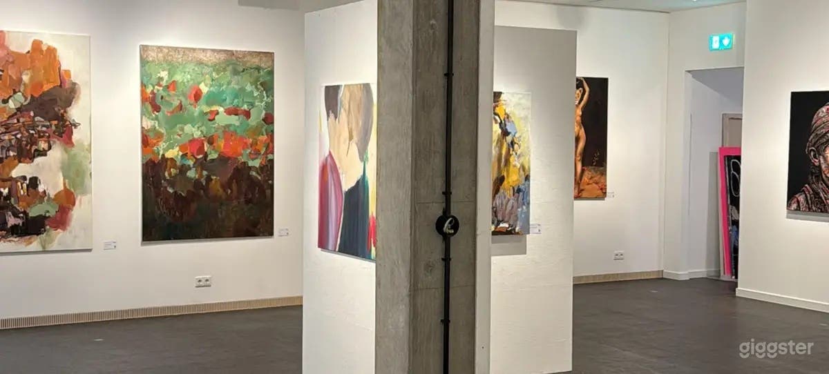 Stilvoller Galerieraum mit natürlichem Licht Foto 3