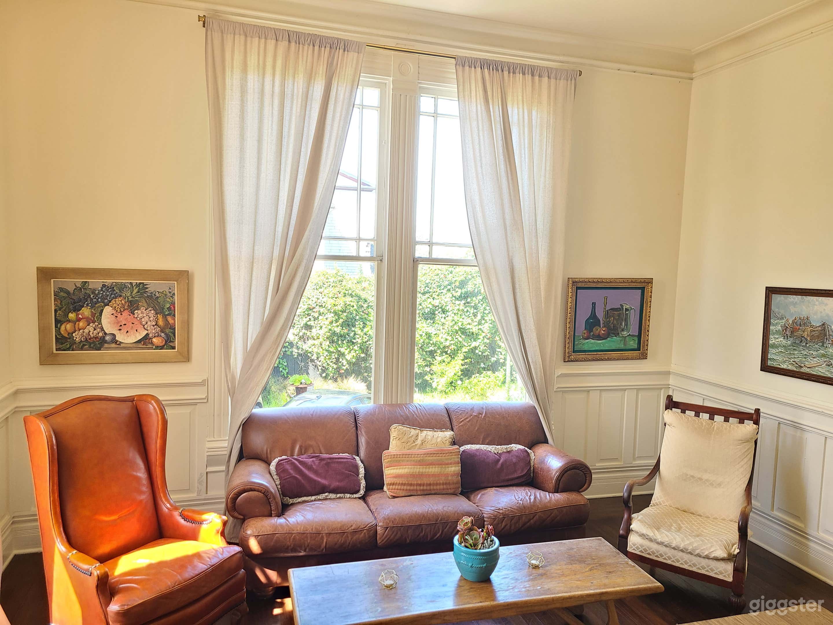 Huge, Elegant space. Towering Ceilings, great art Photo 4