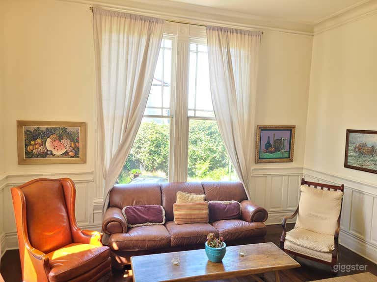  Huge, Elegant space. Towering Ceilings, great art 