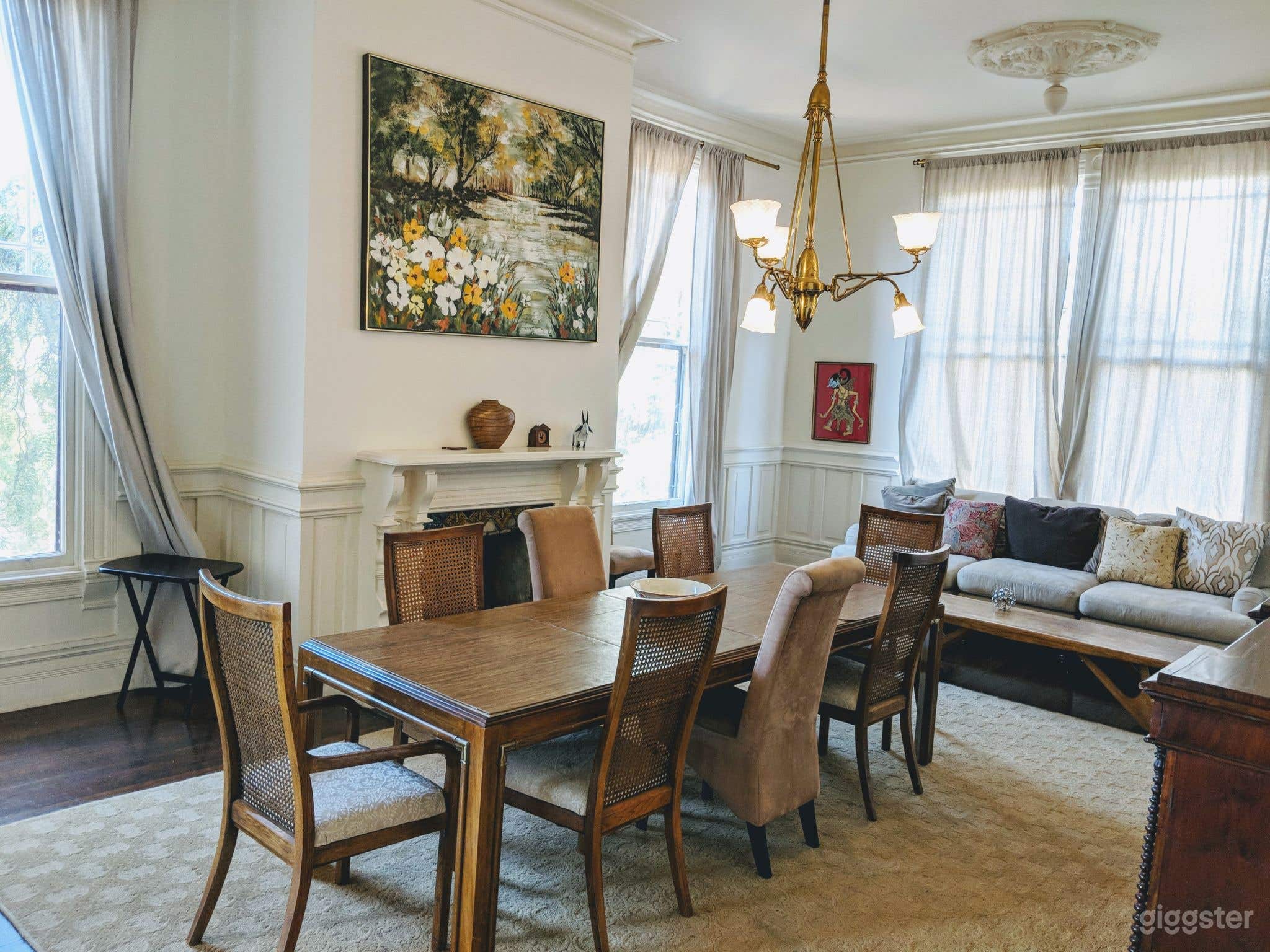 Huge, Elegant space. Towering Ceilings, great art Photo 2