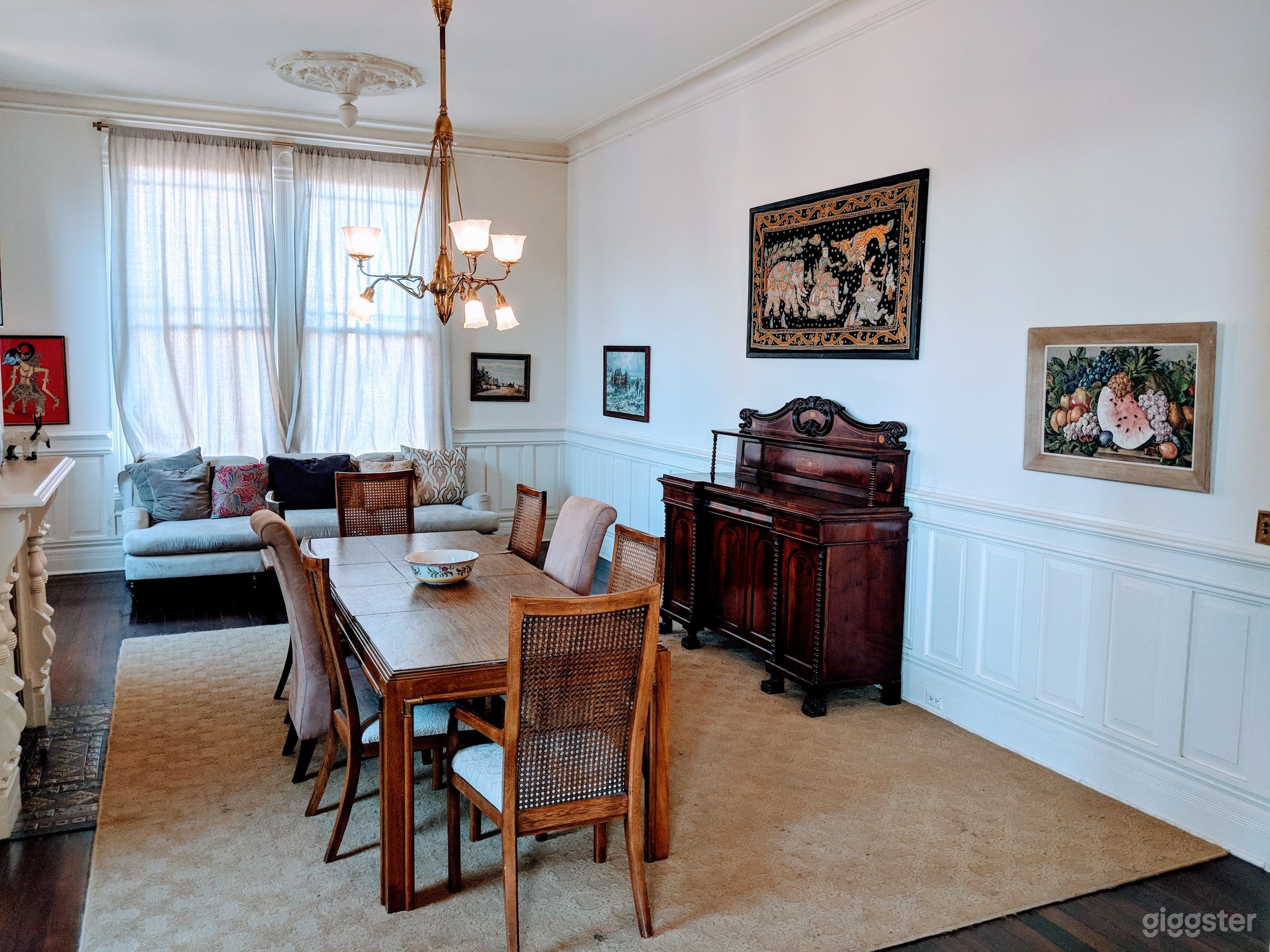 Huge, Elegant space. Towering Ceilings, great art Photo 1