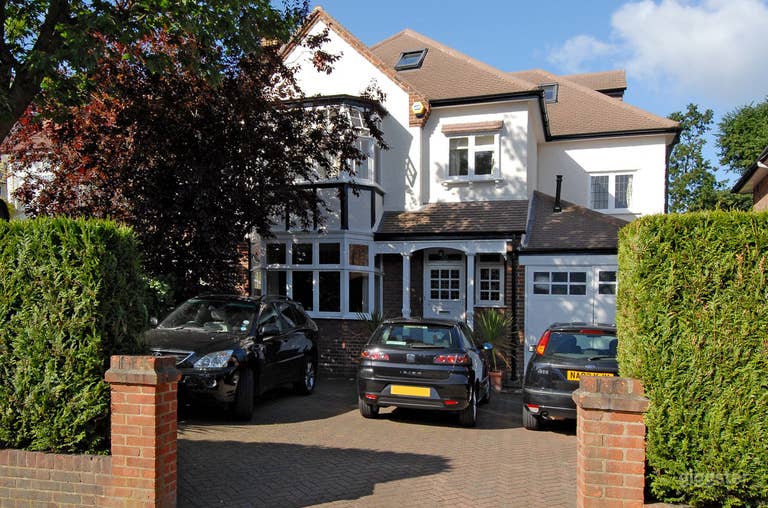  Front of house and driveway 