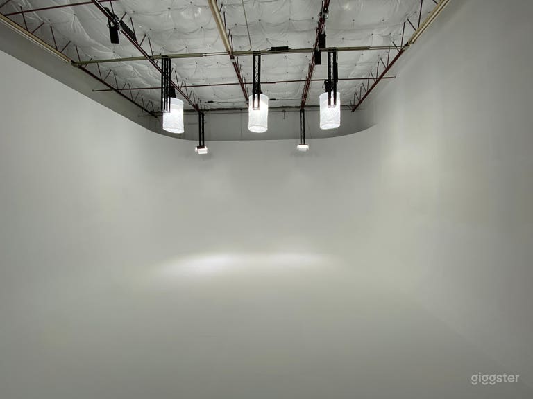  Large, Spacious Video & Photo Studio 