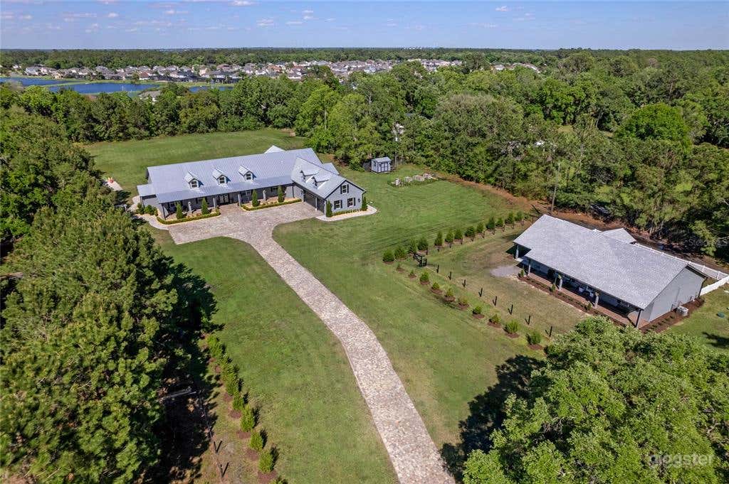 5/6 Modern Farmhouse on 5 acres with guesthouse Photo 3