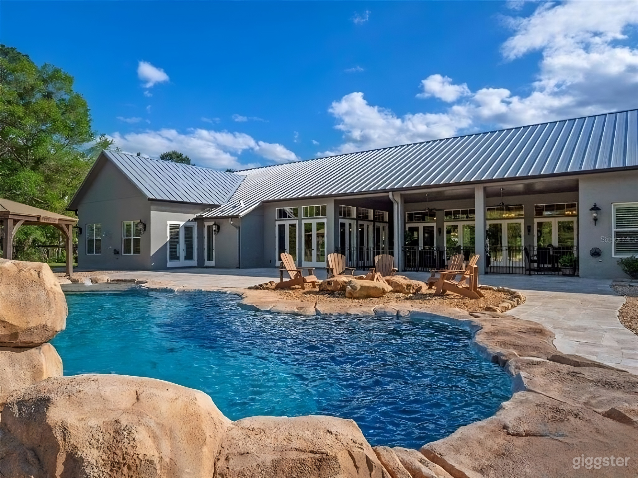 5/6 Modern Farmhouse on 5 acres with guesthouse Photo 4