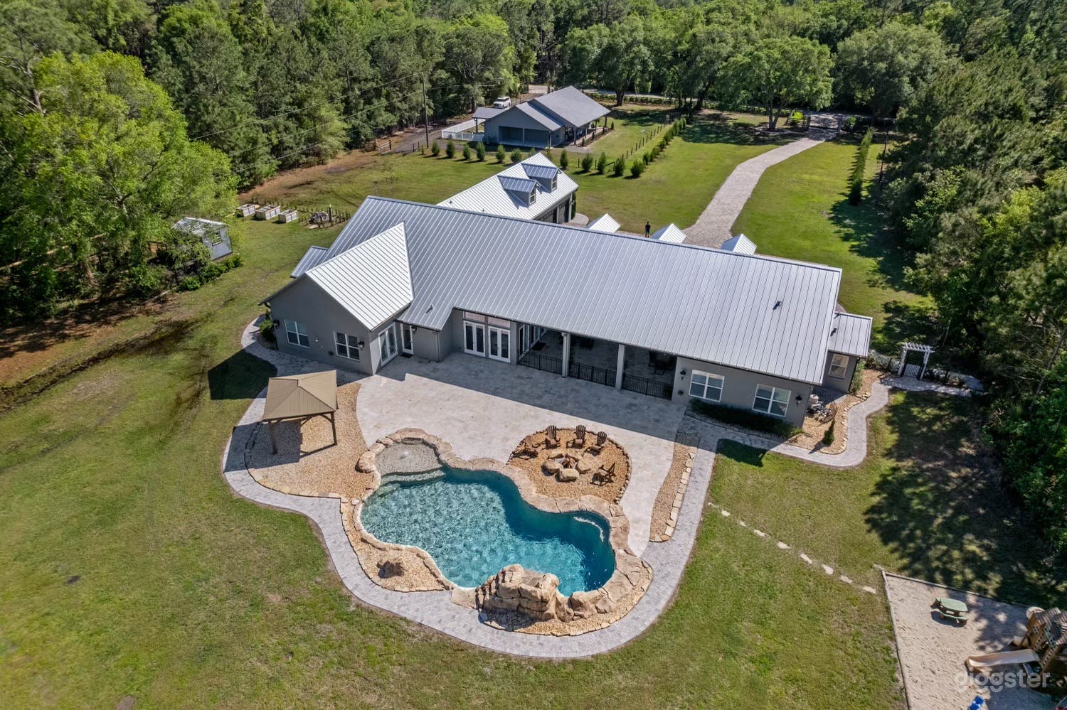 5/6 Modern Farmhouse on 5 acres with guesthouse Photo 1