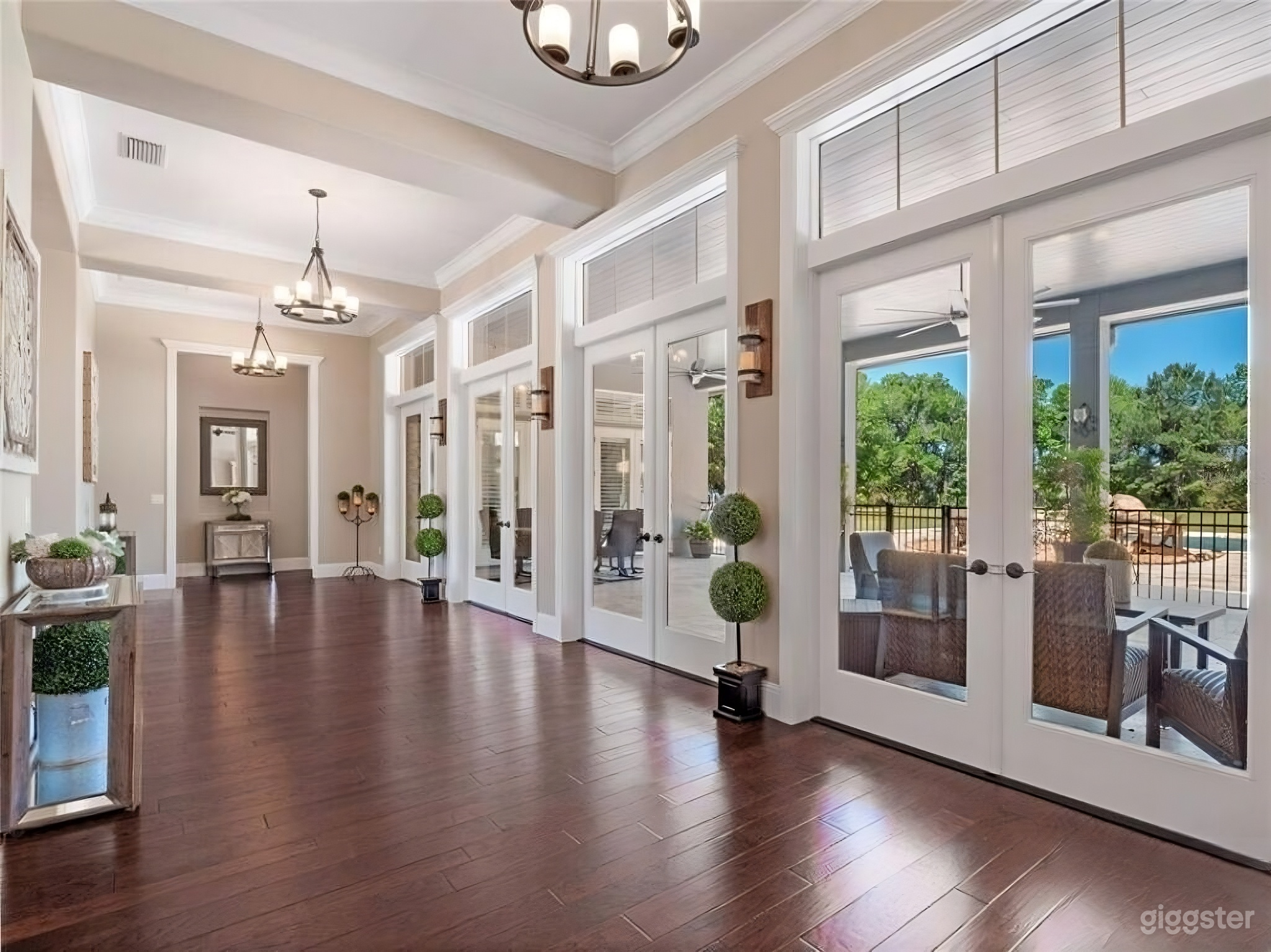 5/6 Modern Farmhouse on 5 acres with guesthouse Photo 2