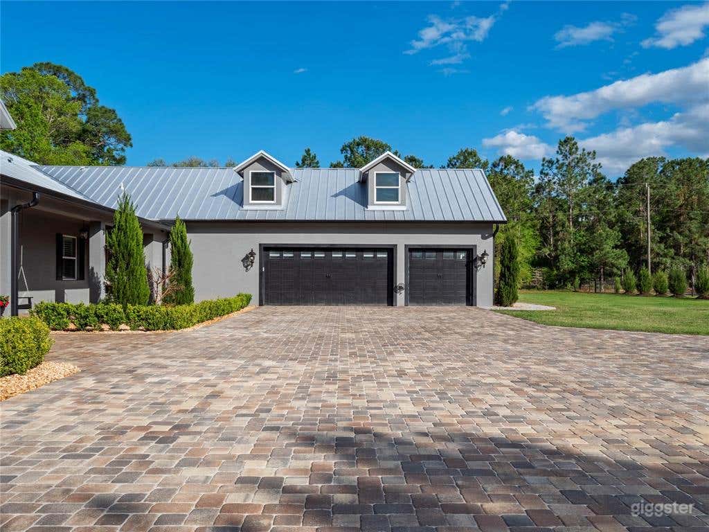 5/6 Modern Farmhouse on 5 acres with guesthouse Photo 4