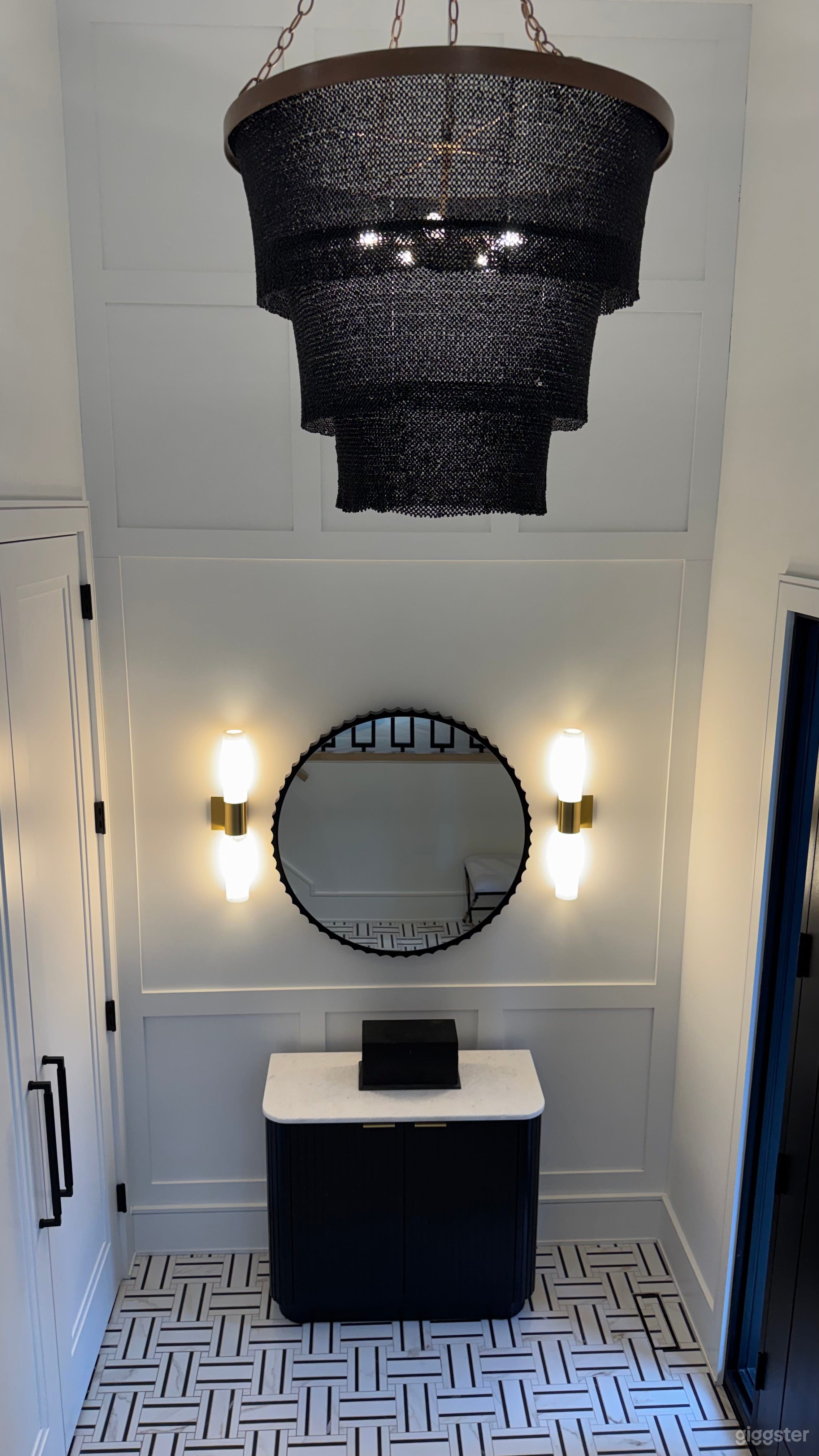 Modern Luxury Designer Home with Chef’s Kitchen Photo 2