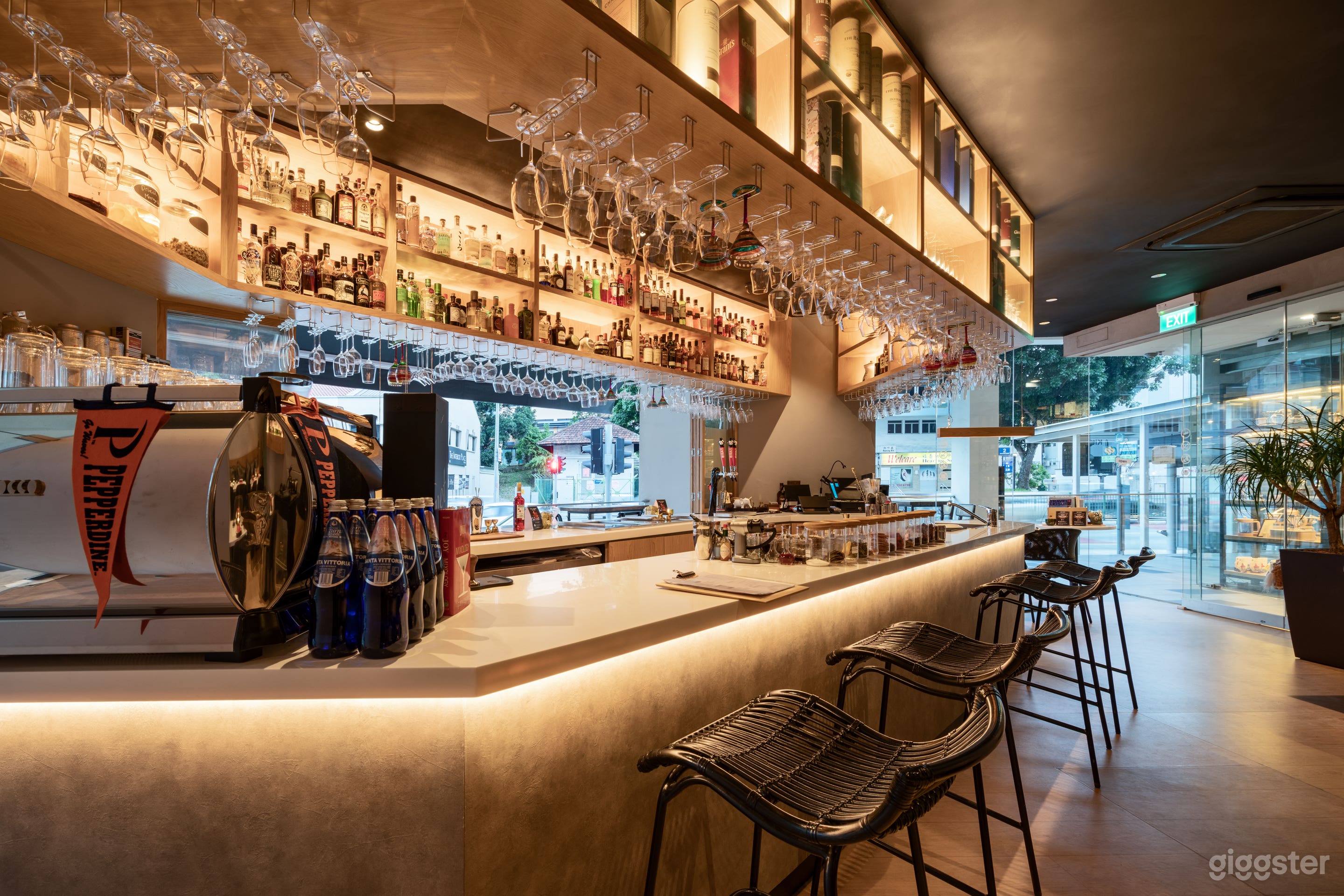 Luxurious Restaurant &amp; Bar in Singapore Photo 2