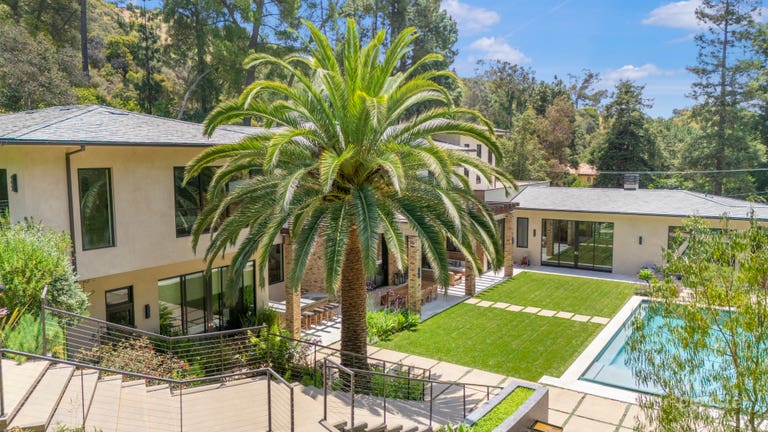  MODERN RESORT VIBES IN A HIDDEN CANYON 