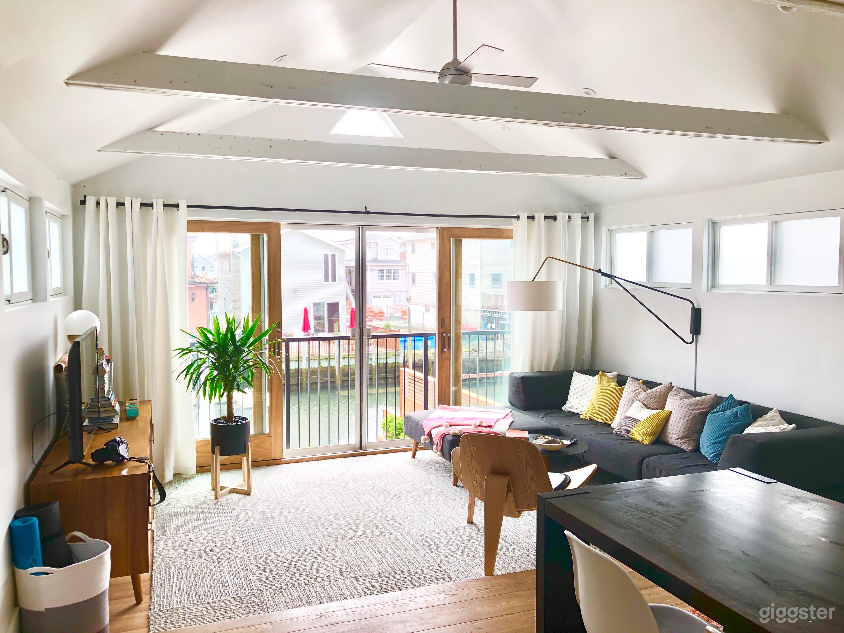 Canal Bungalow Photo 2