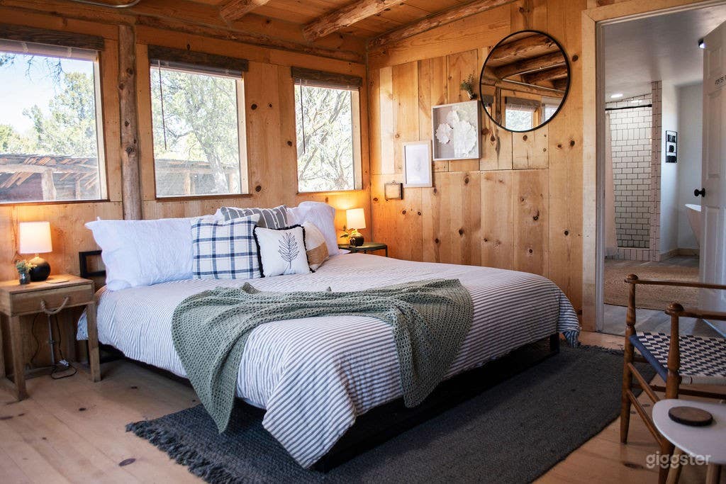 Tranquil Luxurious Cabin for Productions &amp; Events Photo 3