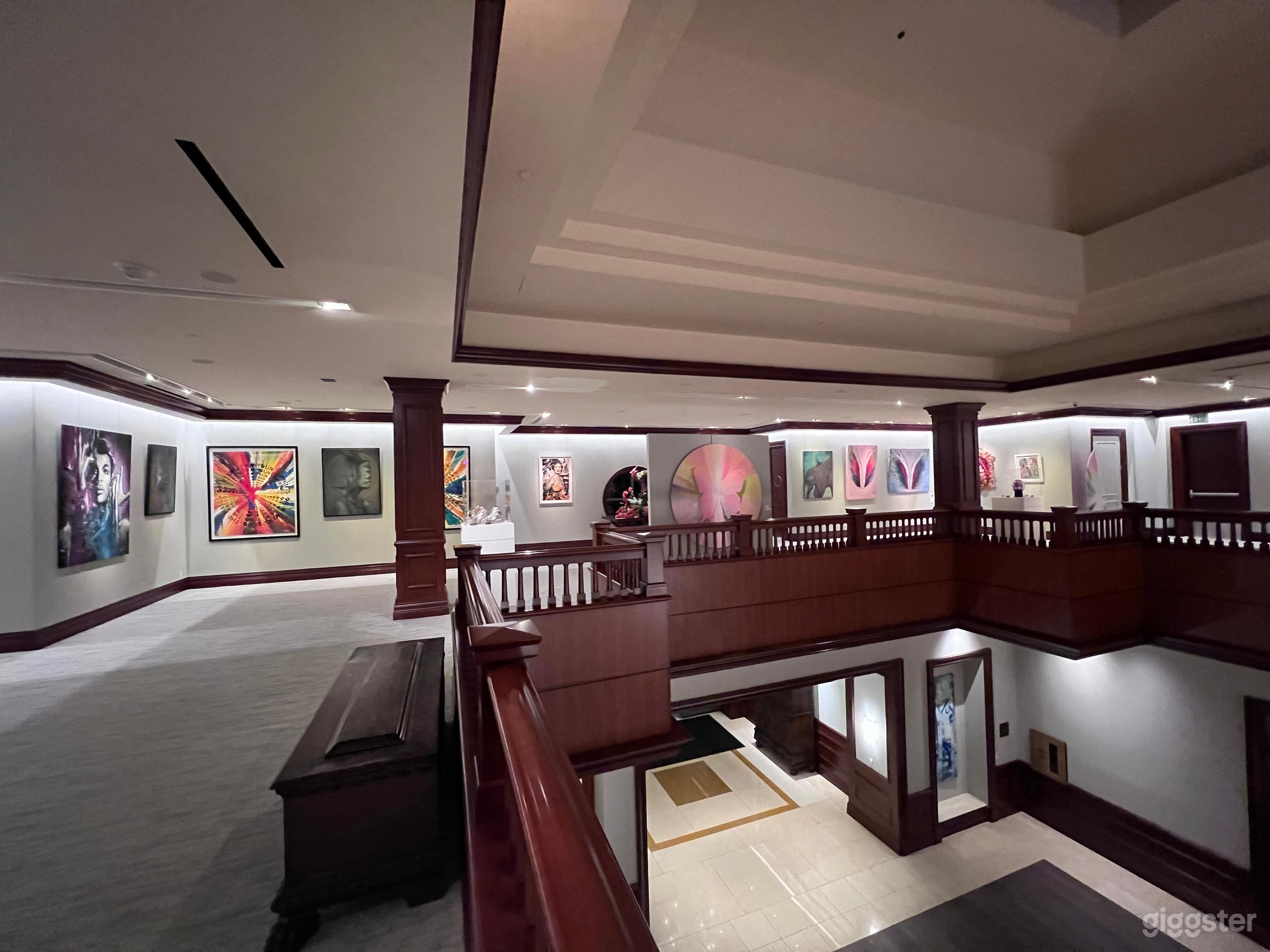 One more angle of the gallery. 