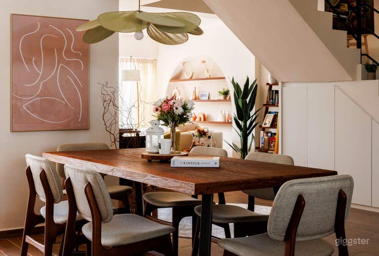  Dining area (can fit 8 people) 