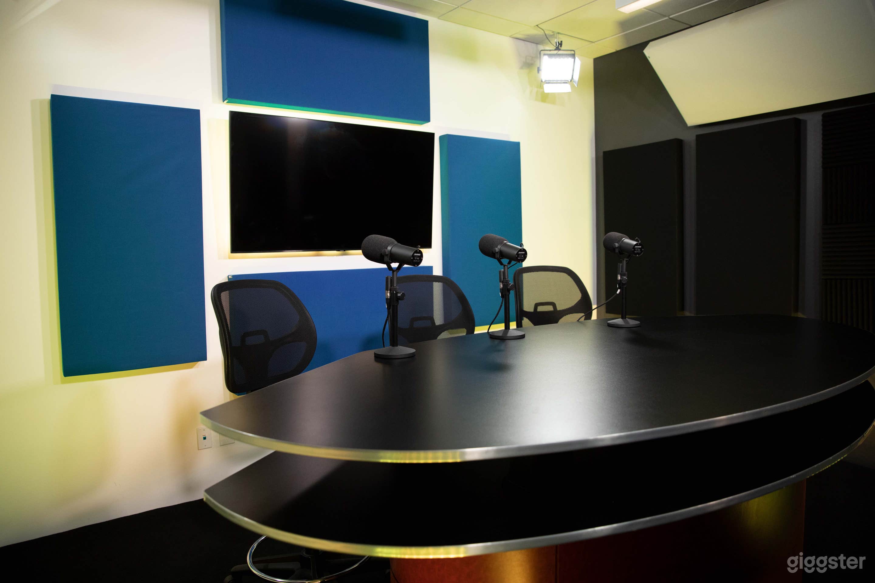 News Themed Pre-Lit Studio Photo 4