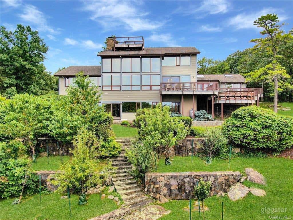 Mountain Oasis with Panoramic Hudson River Views  Photo 4