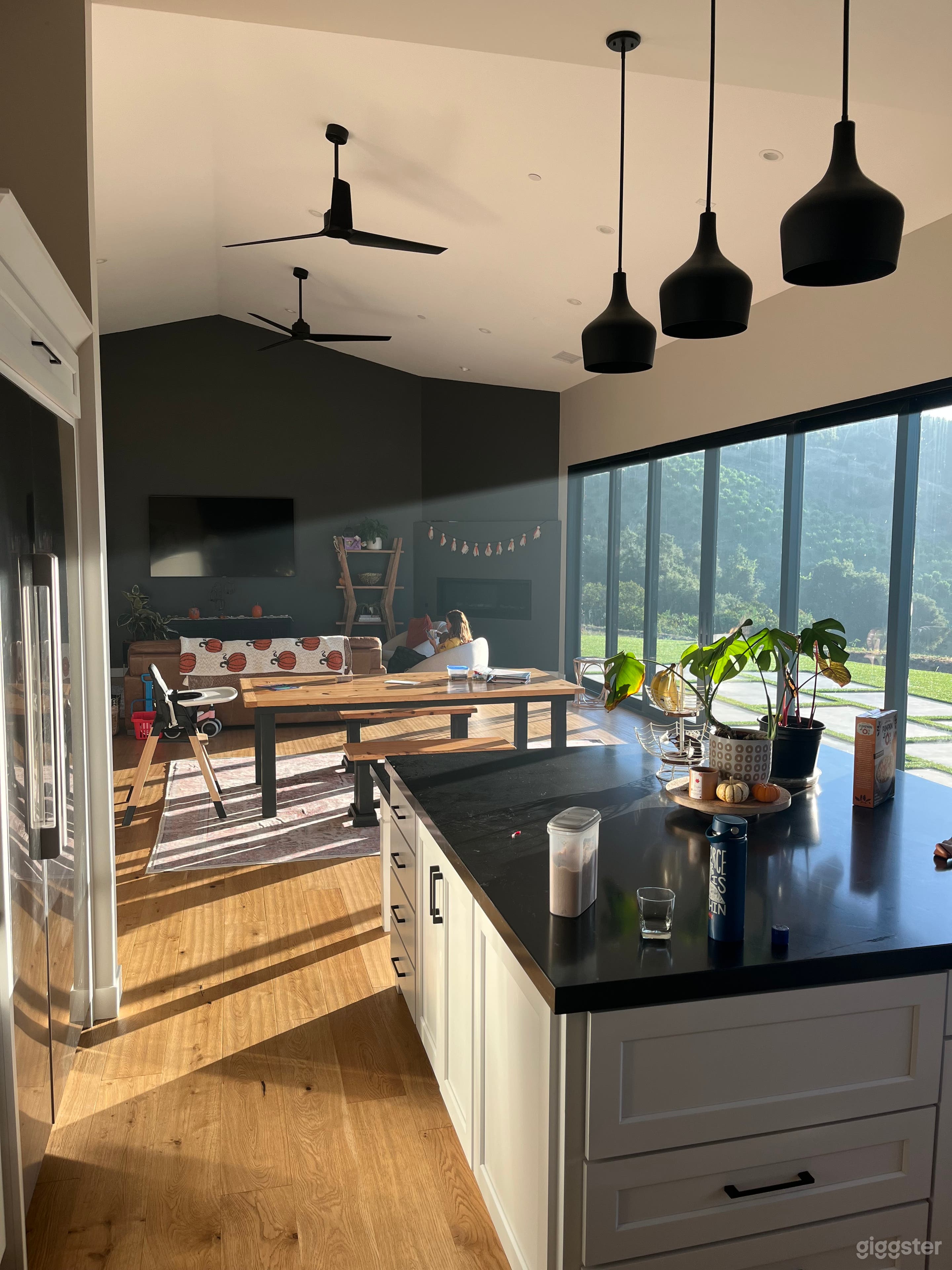 Spacious Home w/ Breathtaking View Photo 3