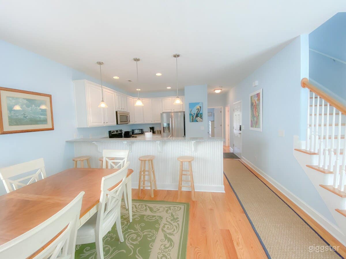 3 Porch / 5.5 Private Bathrooms / Beach Access Photo 4