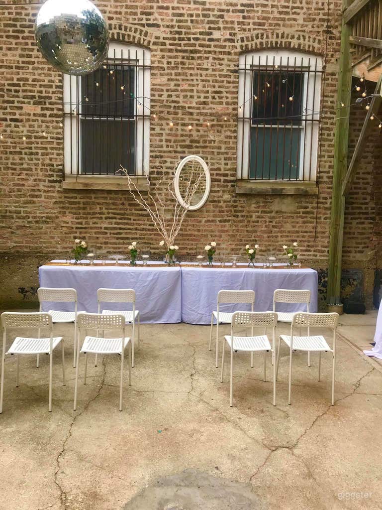  Strolling Sunday brunch. 