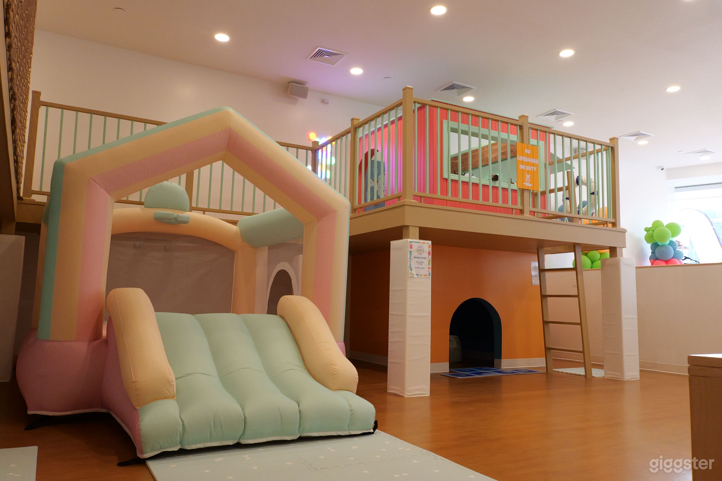 Bright &amp; Cute Indoor Playground Photo 1