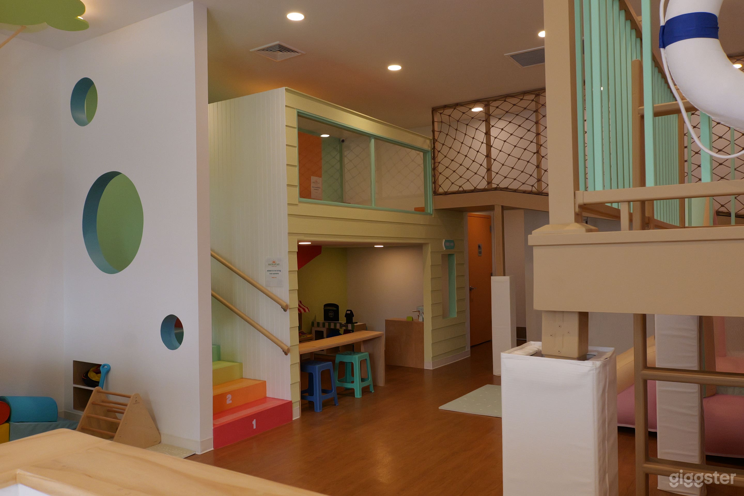 Bright &amp; Cute Indoor Playground Photo 2