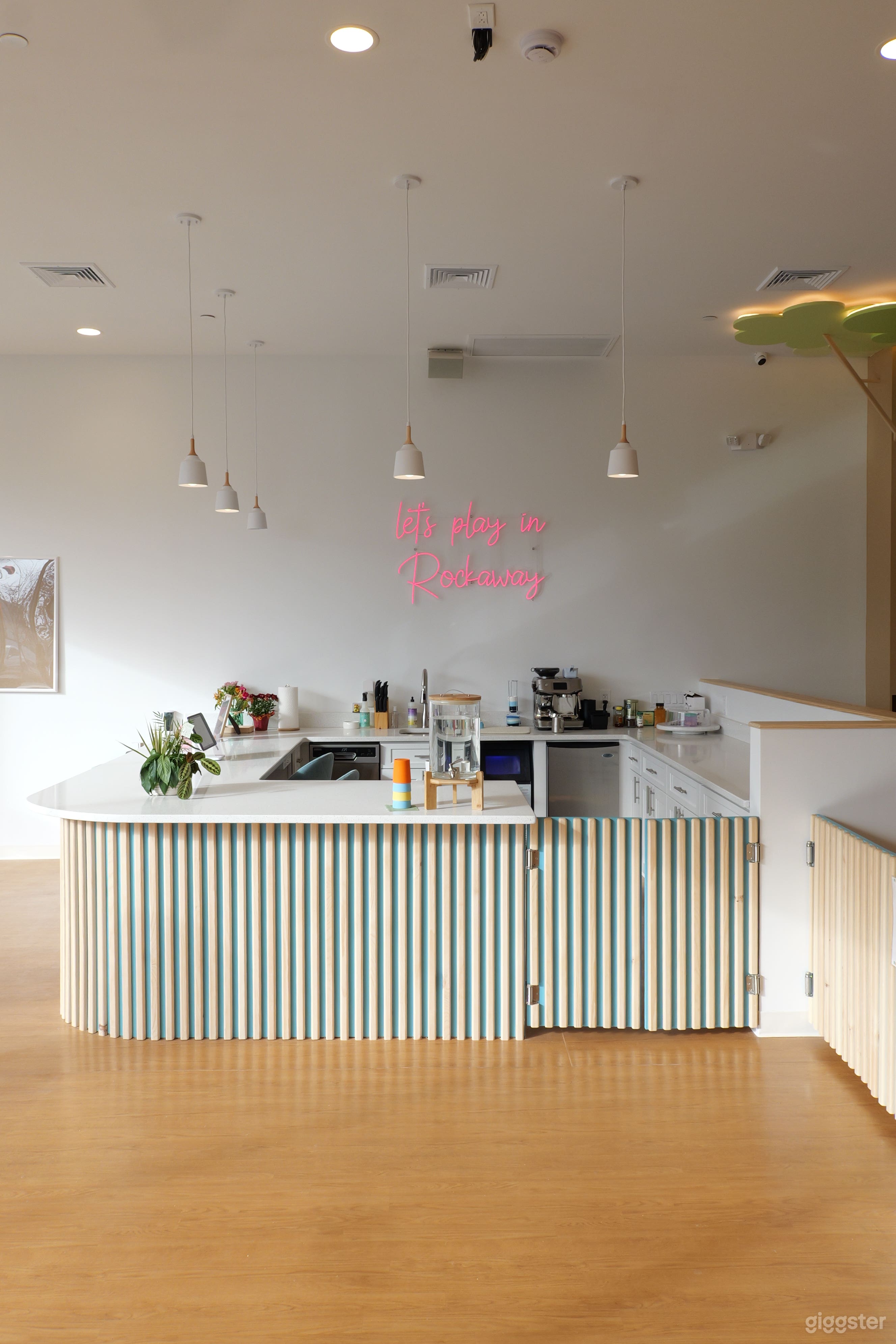 Bright &amp; Cute Indoor Playground Photo 3