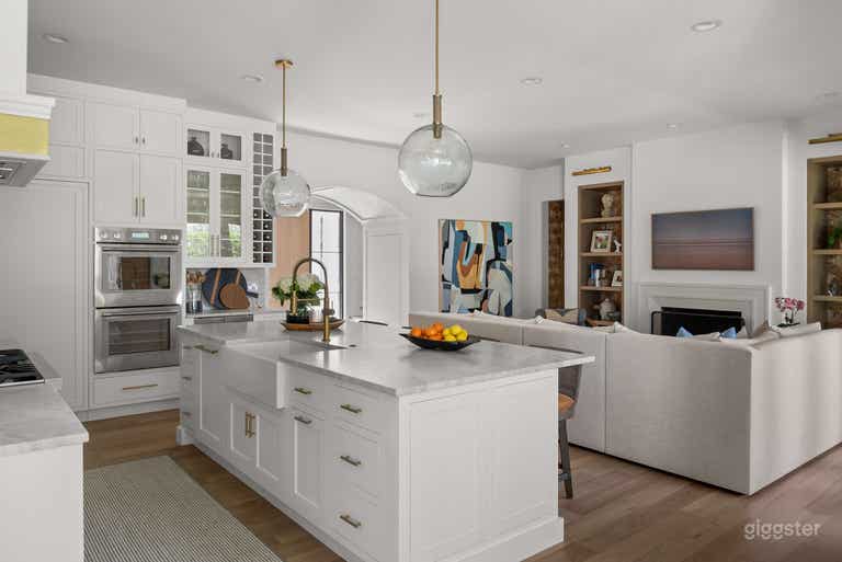  Light and bright Tudor close to downtown.    