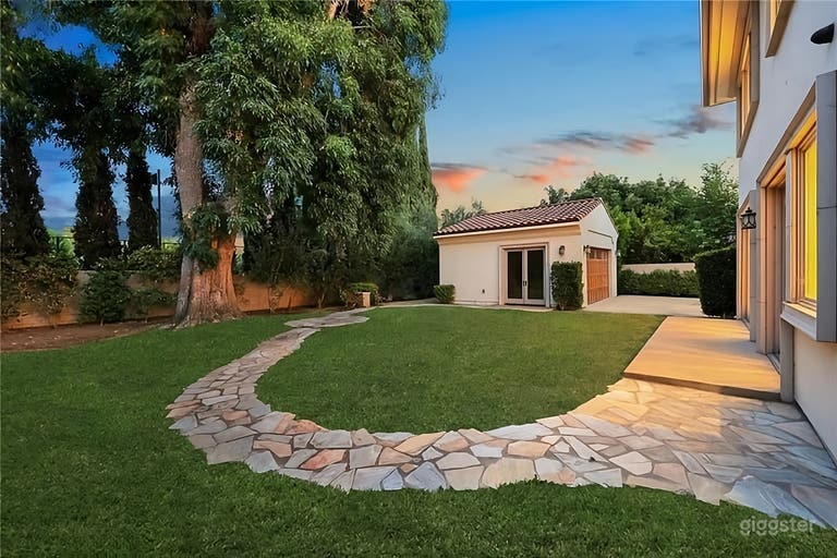  Elegant Mediterranean Backyard 