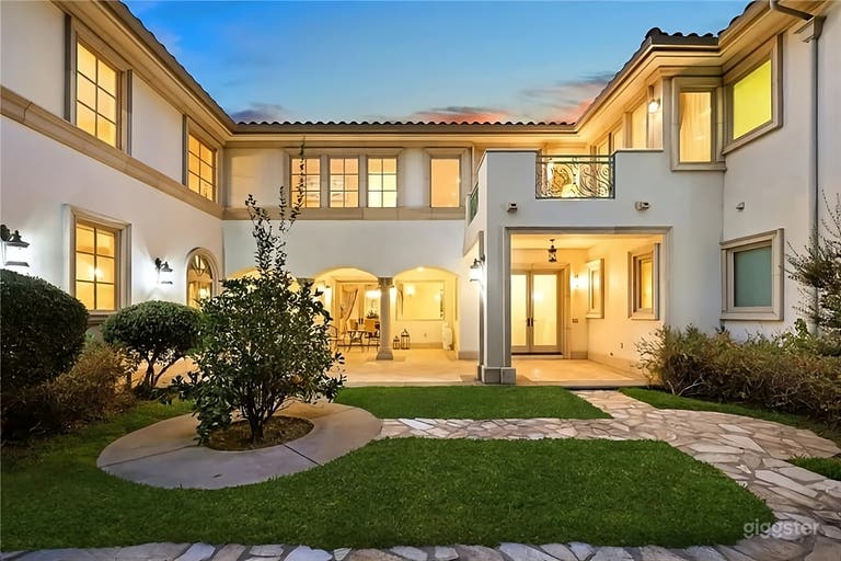  Elegant Mediterranean Backyard 